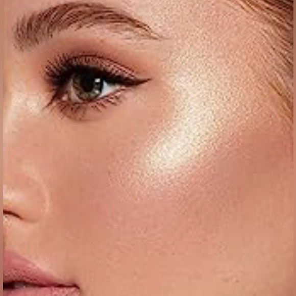 MORPHE x Avani Gregg Whoa Glow Face & Body Illuminator - Picture 5 of 12